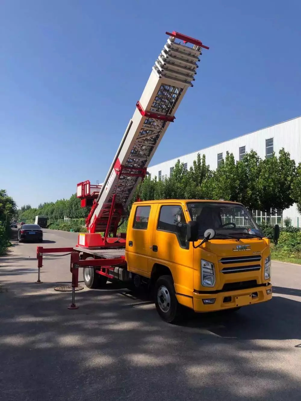 信丰县附近的云梯车出租服务：轻松解决高空作业需求