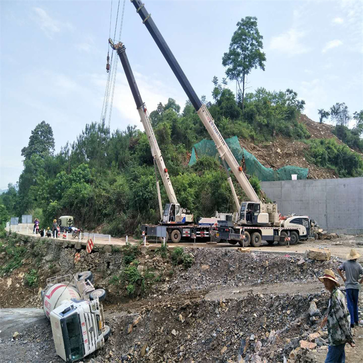 信丰县汽车掉沟里叫吊车救援要多少钱